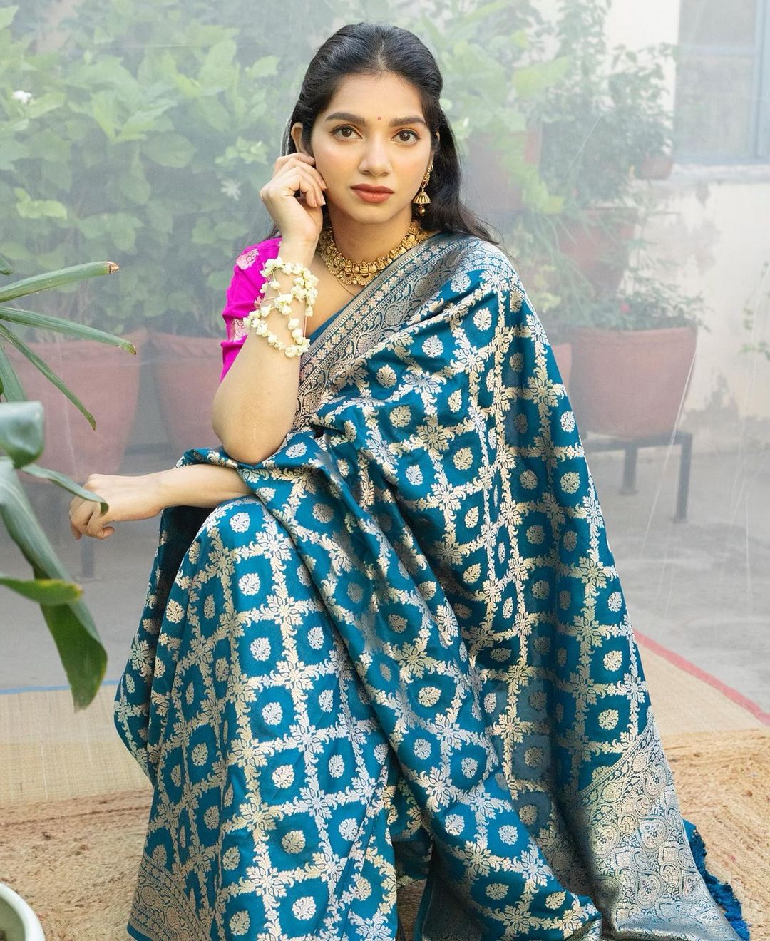 Arresting Rama Soft Silk Saree With An insanely Blouse Piece