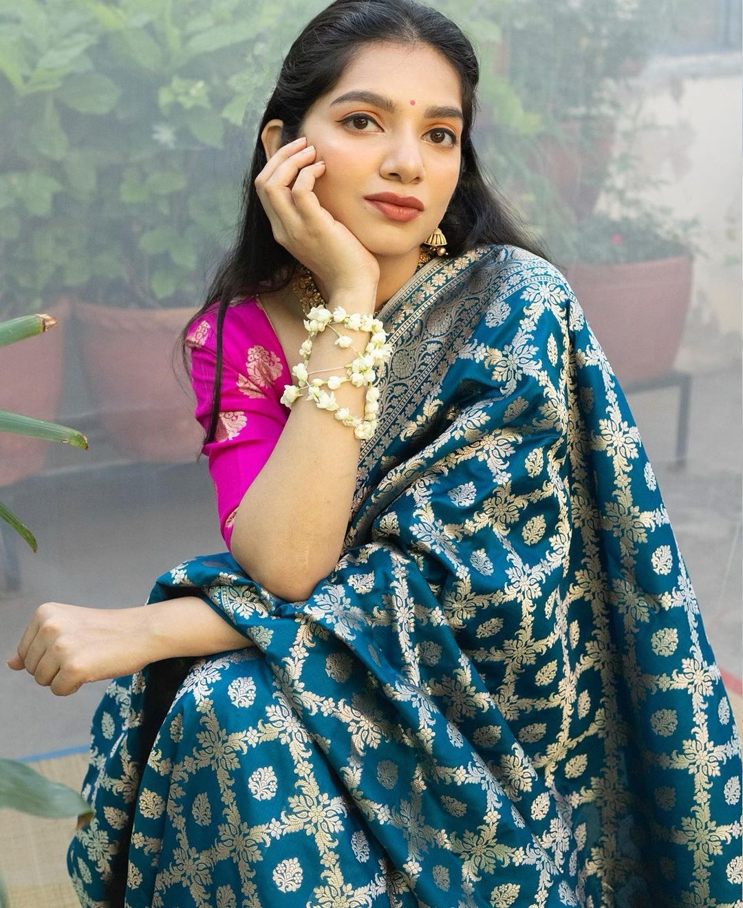 Arresting Rama Soft Silk Saree With An insanely Blouse Piece