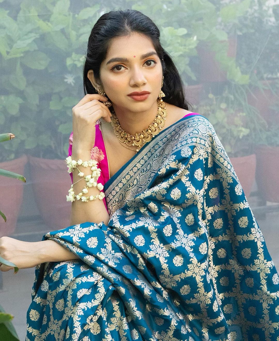 Arresting Rama Soft Silk Saree With An insanely Blouse Piece