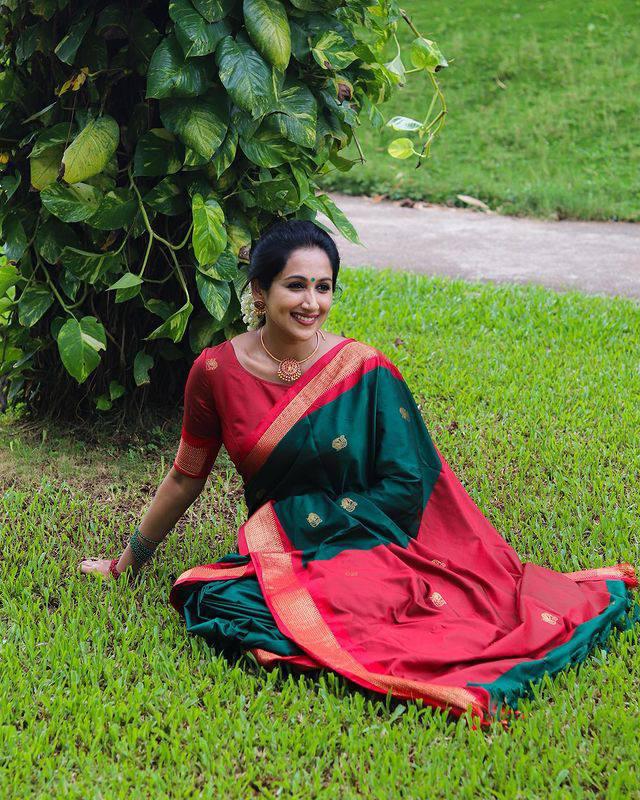 Enticing Green Soft Silk Saree With Blouse Piece