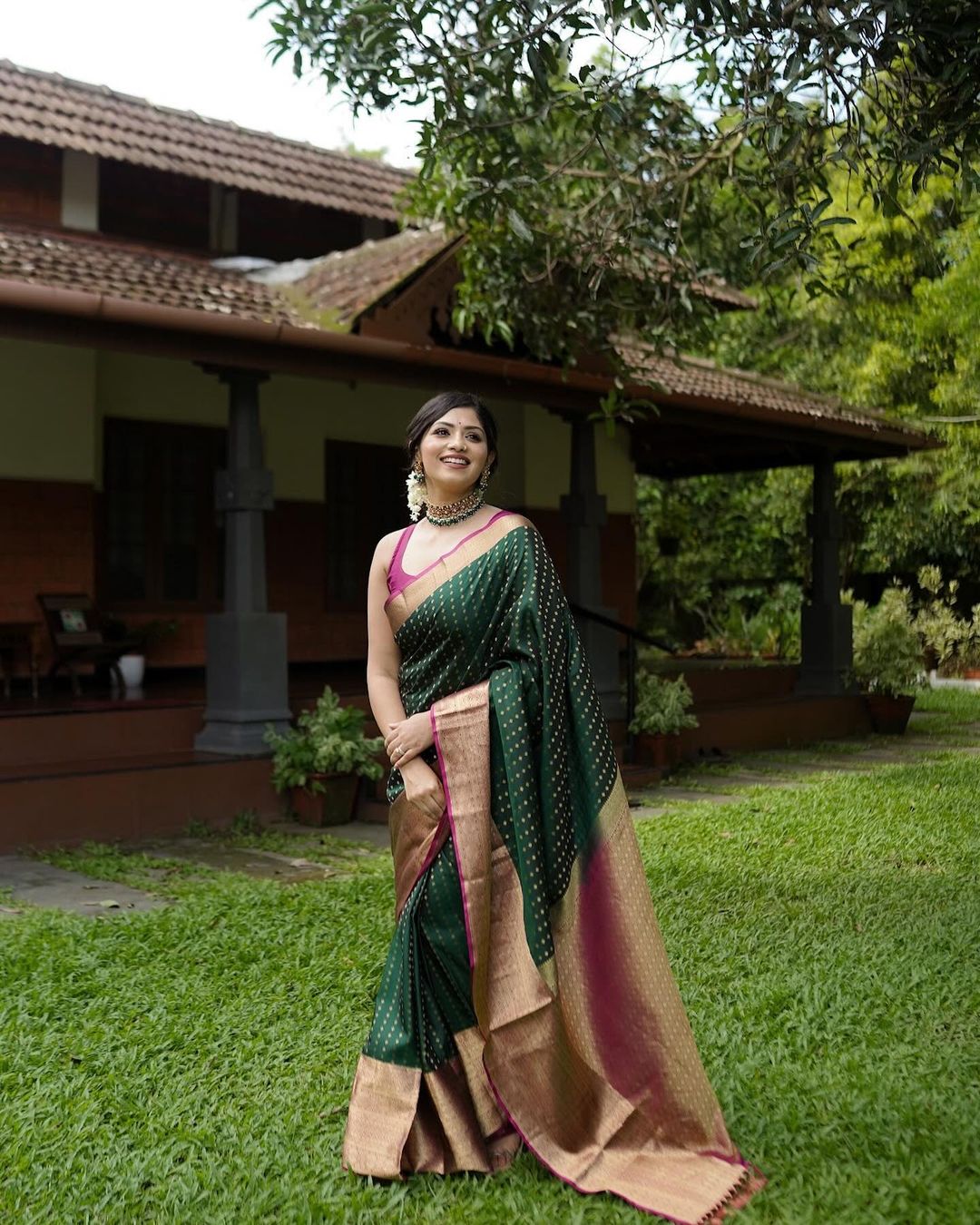 Unequalled Green Soft Silk Saree With Brood Blouse Piece