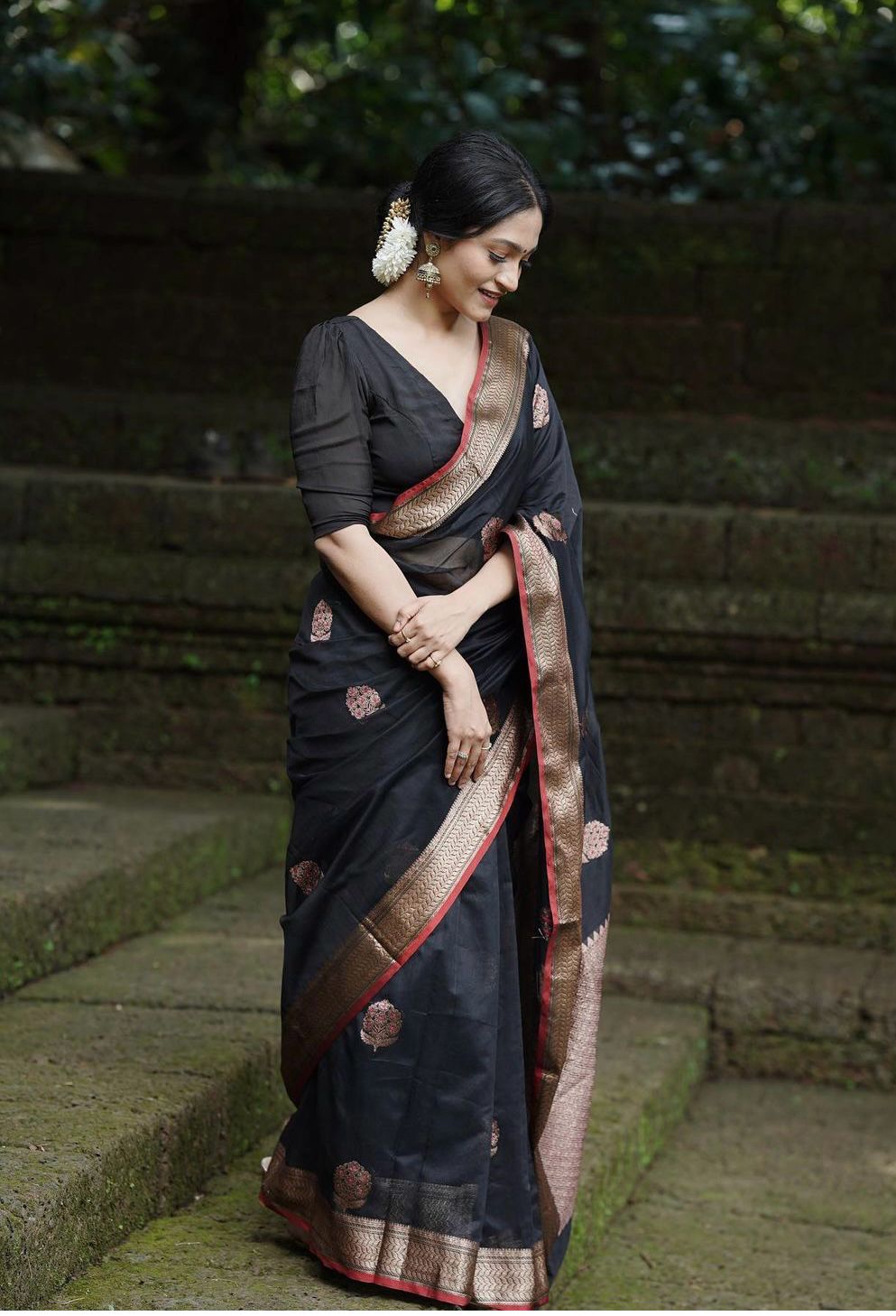 Super classy Black Soft Silk Saree With Murmurous Blouse Piece