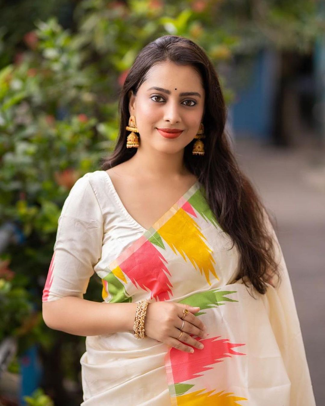 Eloquence White Soft Banarasi Silk Saree With Flaunt Blouse Piece