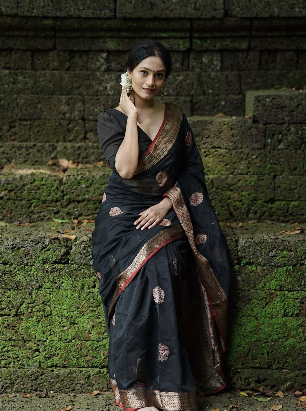 Super classy Black Soft Silk Saree With Murmurous Blouse Piece