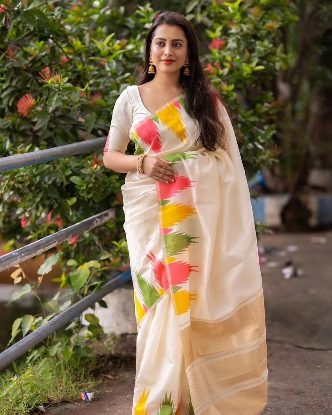 Eloquence White Soft Banarasi Silk Saree With Flaunt Blouse Piece