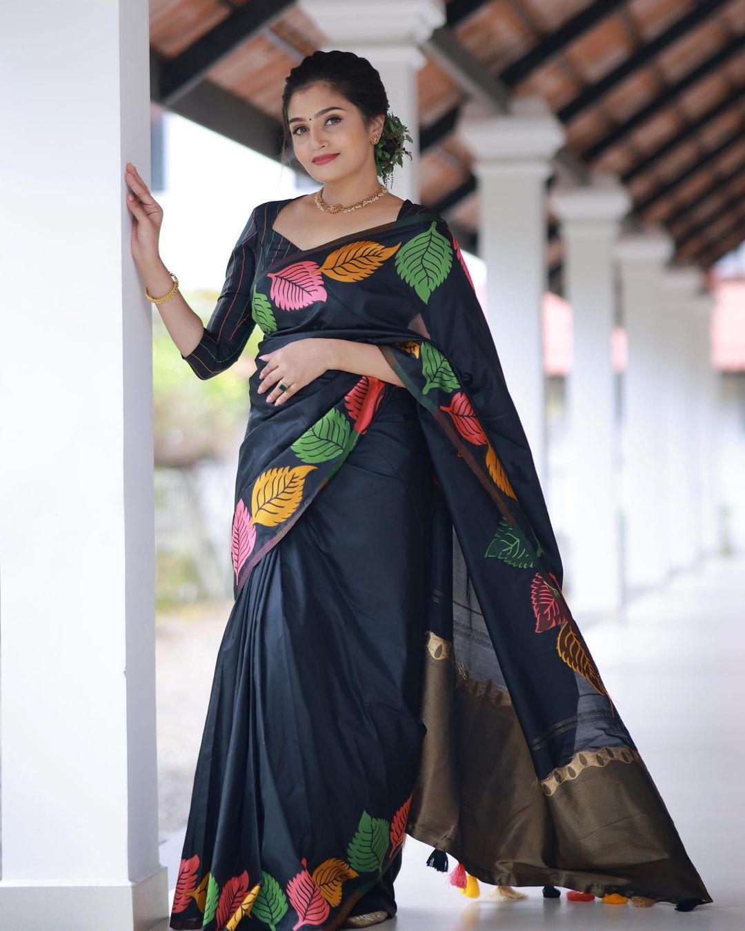 Stunner Black Soft Silk Saree With Super extravagant Blouse Piece