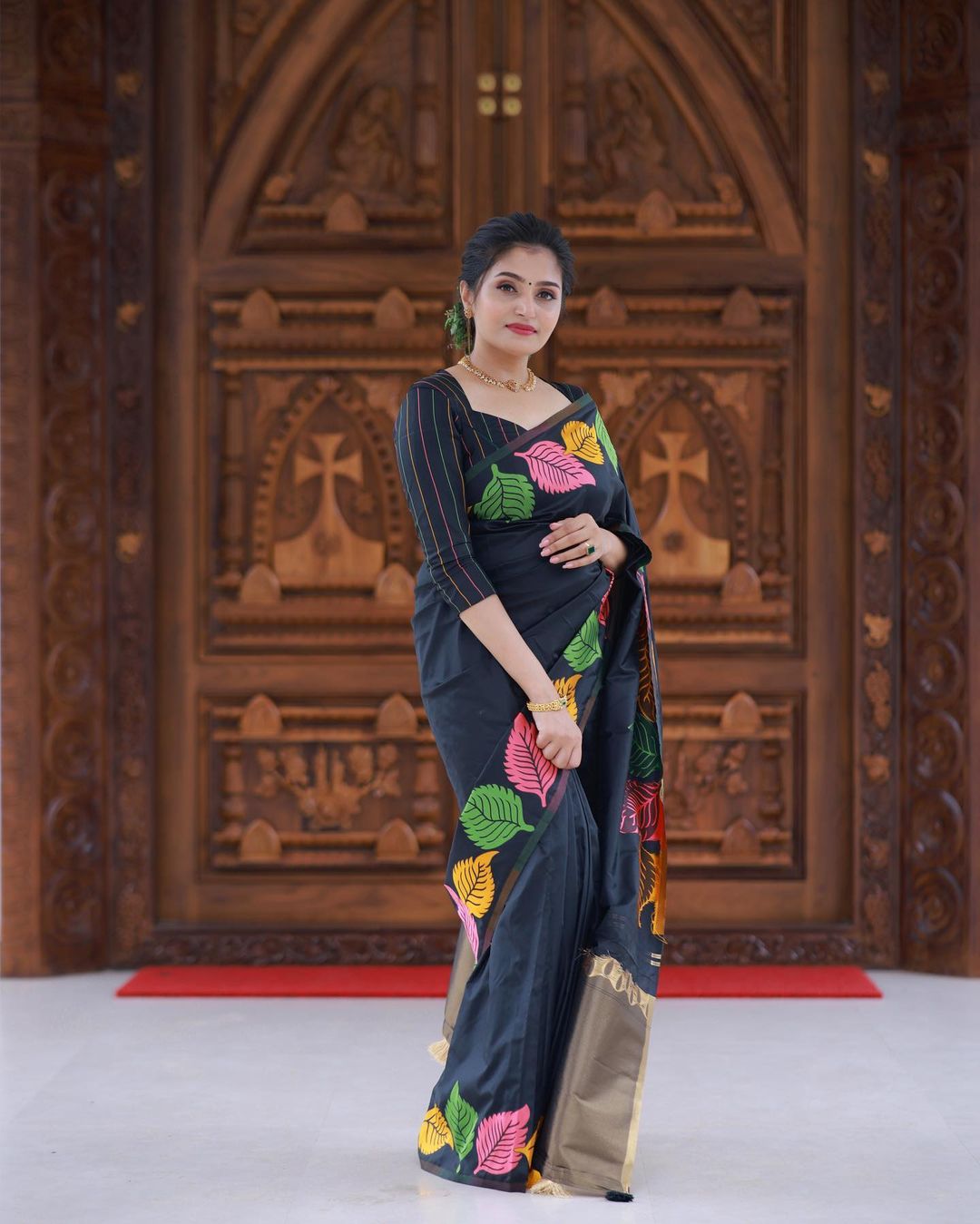 Stunner Black Soft Silk Saree With Super extravagant Blouse Piece