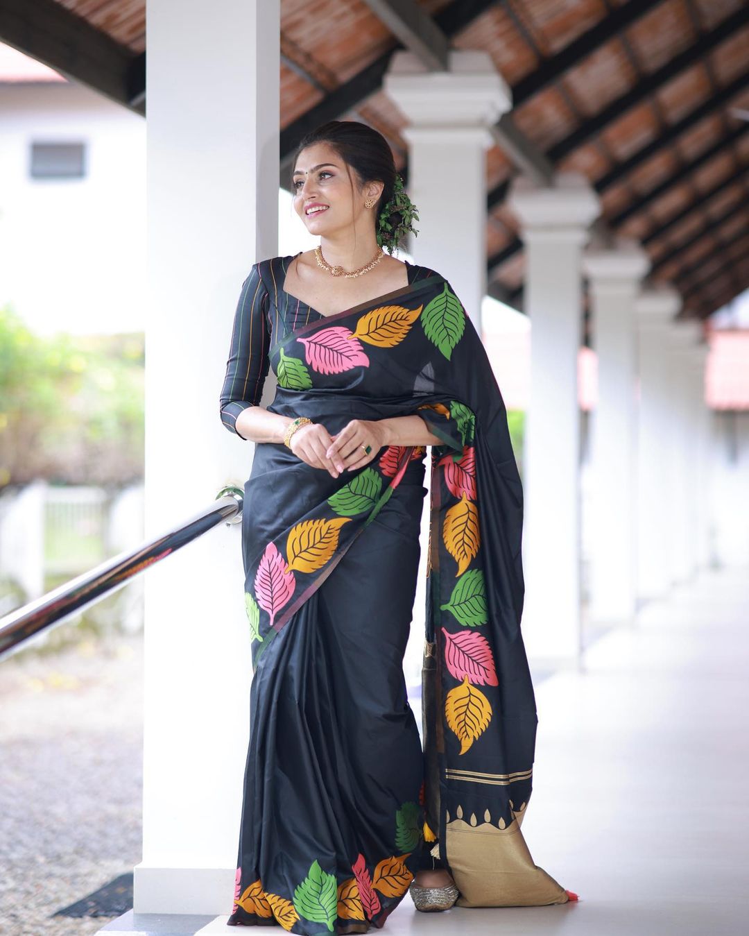 Stunner Black Soft Silk Saree With Super extravagant Blouse Piece