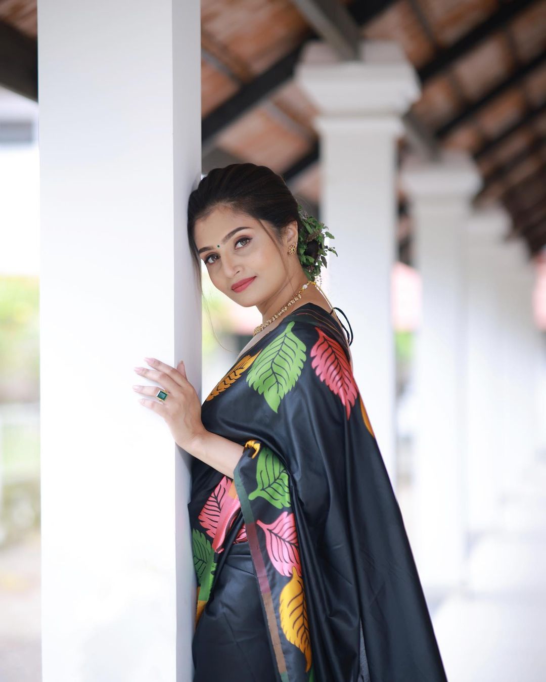 Stunner Black Soft Silk Saree With Super extravagant Blouse Piece