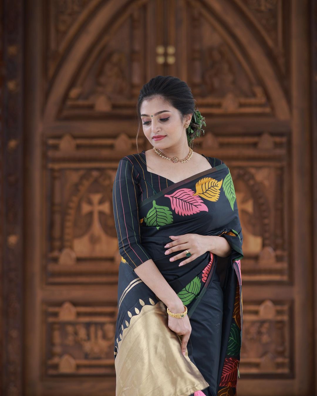 Stunner Black Soft Silk Saree With Super extravagant Blouse Piece