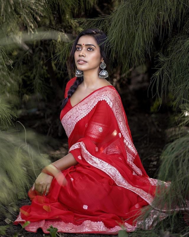 Gorgeous Red Soft Silk Saree With Quintessential Blouse Piece