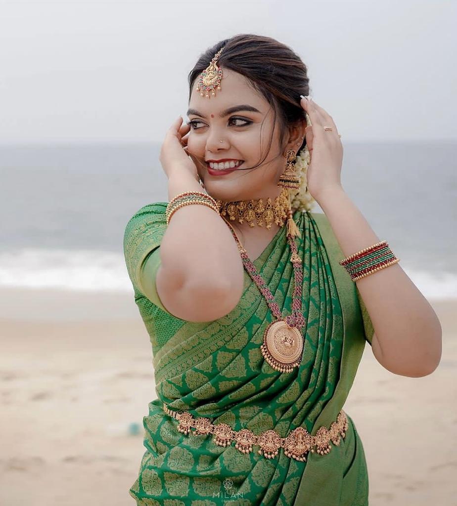 Symmetrical Green Soft Silk Saree With Snappy Blouse Piece