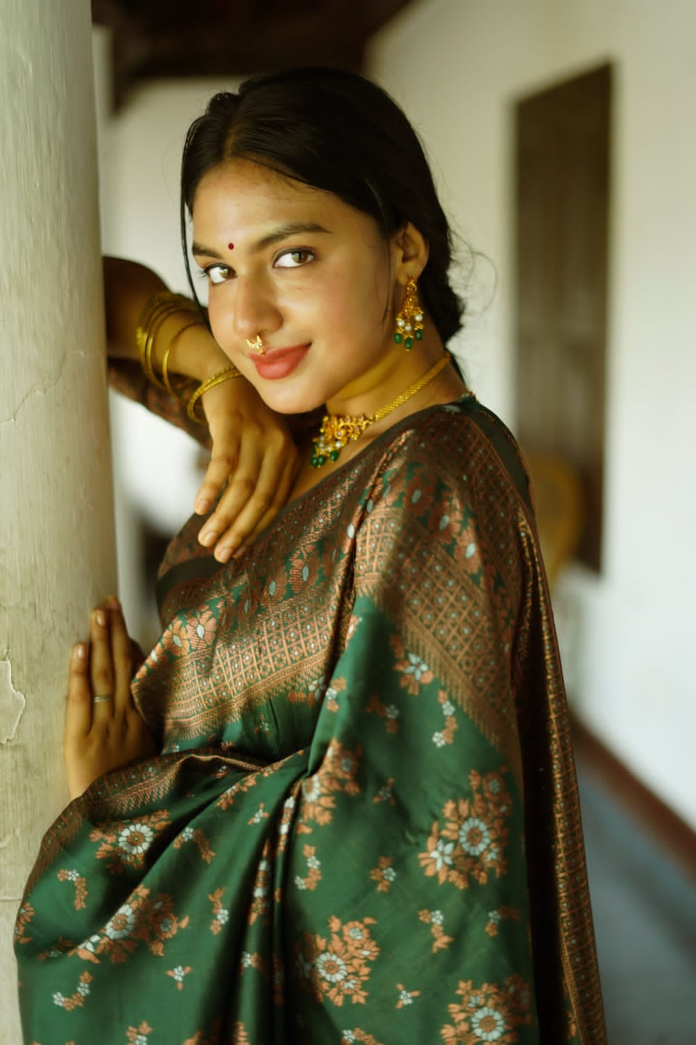 Prominent Green Soft Silk Saree With Splendiferous Blouse Piece