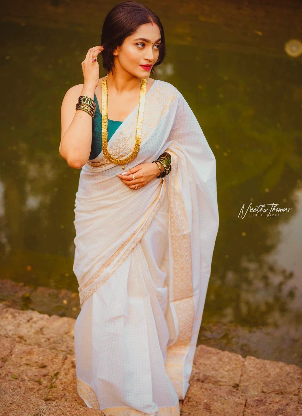 Hypnotic White Color Soft Silk Saree With Blouse Piece