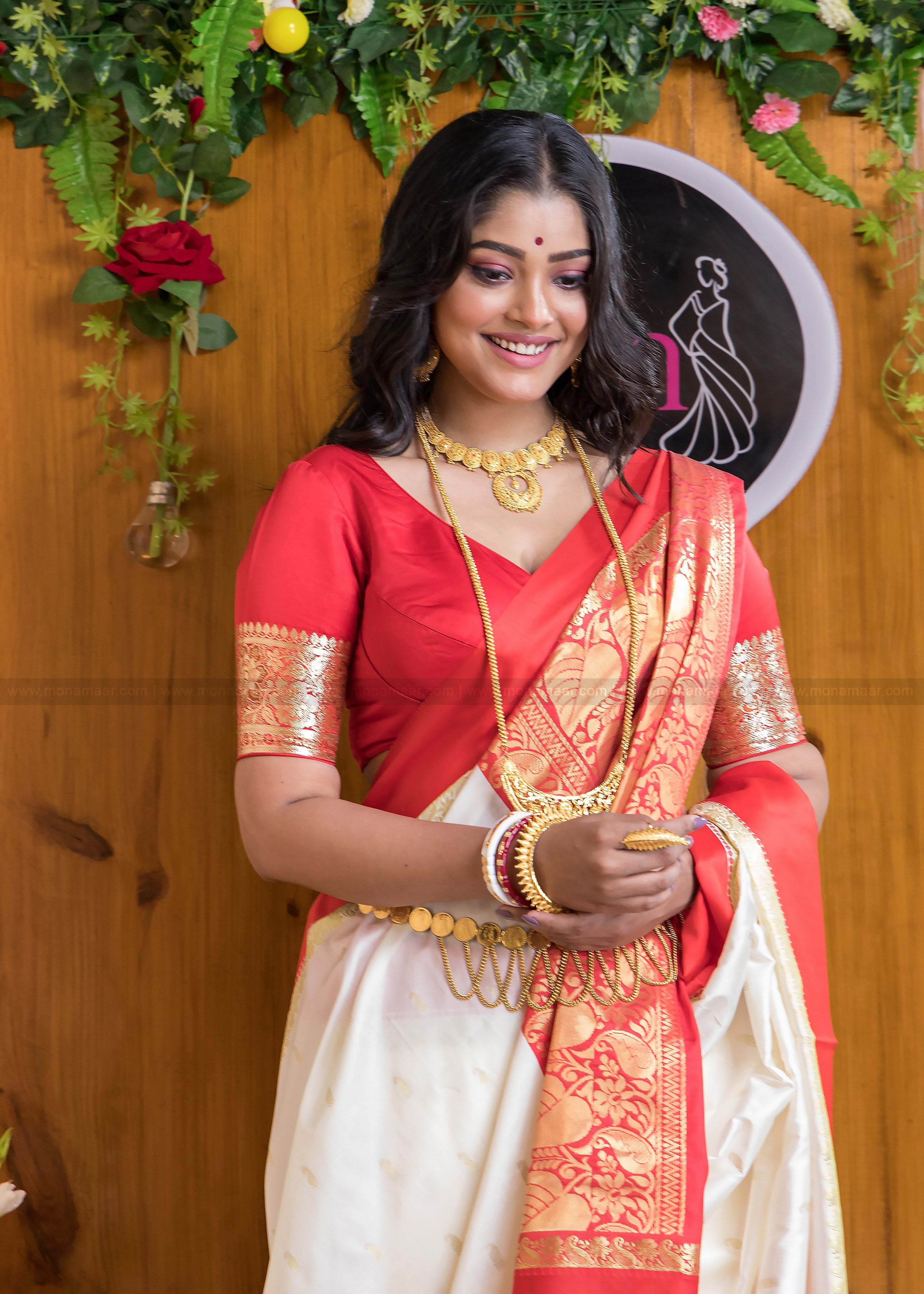 Flattering White Soft Silk Saree With Exquisite Blouse Piece