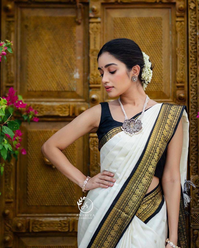 Luxuriant White Soft Silk Saree With Pleasant Blouse Piece