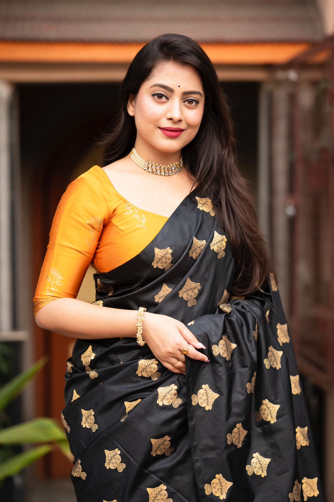 Luxuriant Black Soft Silk Saree With Mellifluous Blouse Piece