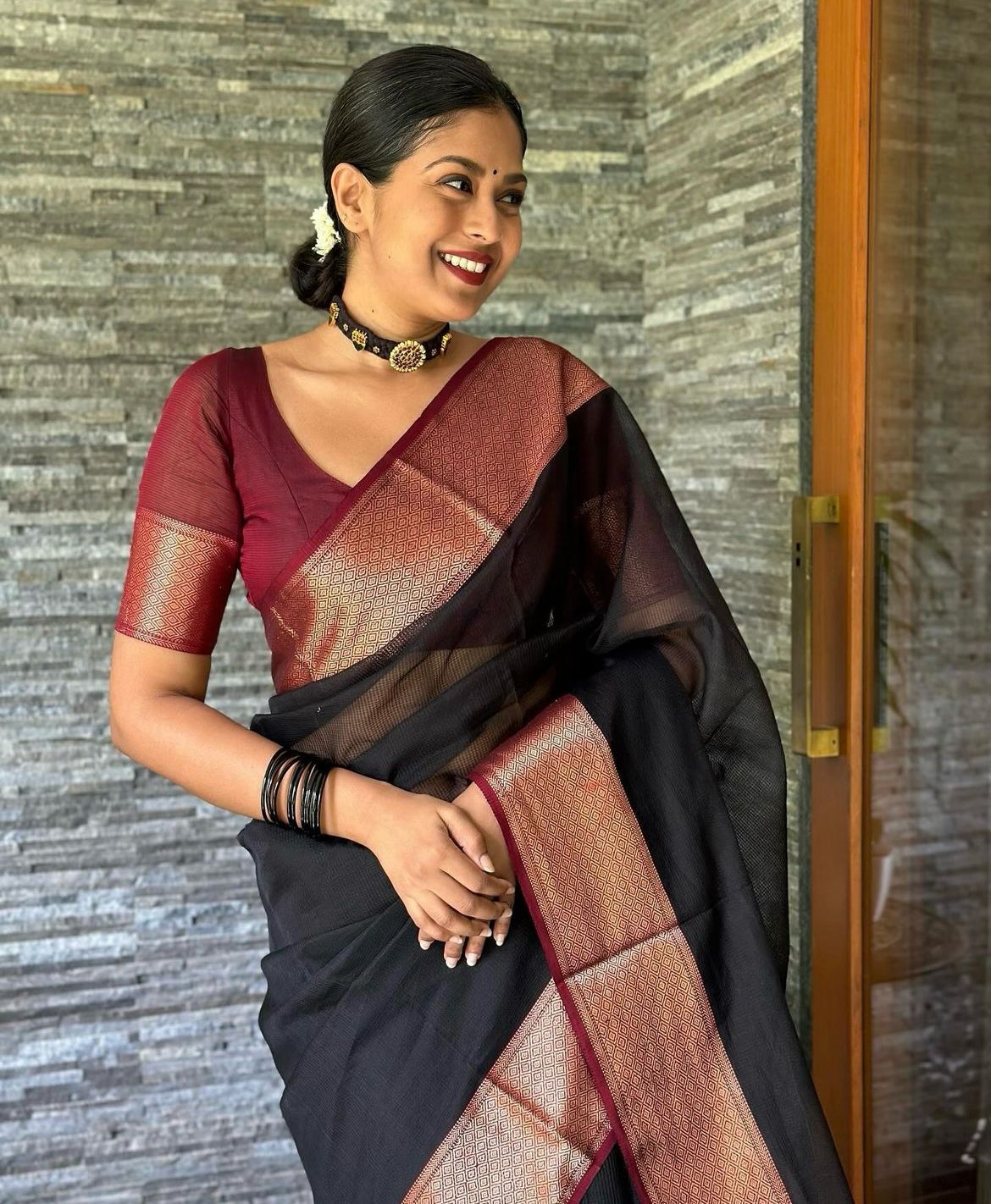 Staring Black Soft Silk Saree With Invaluable Blouse Piece