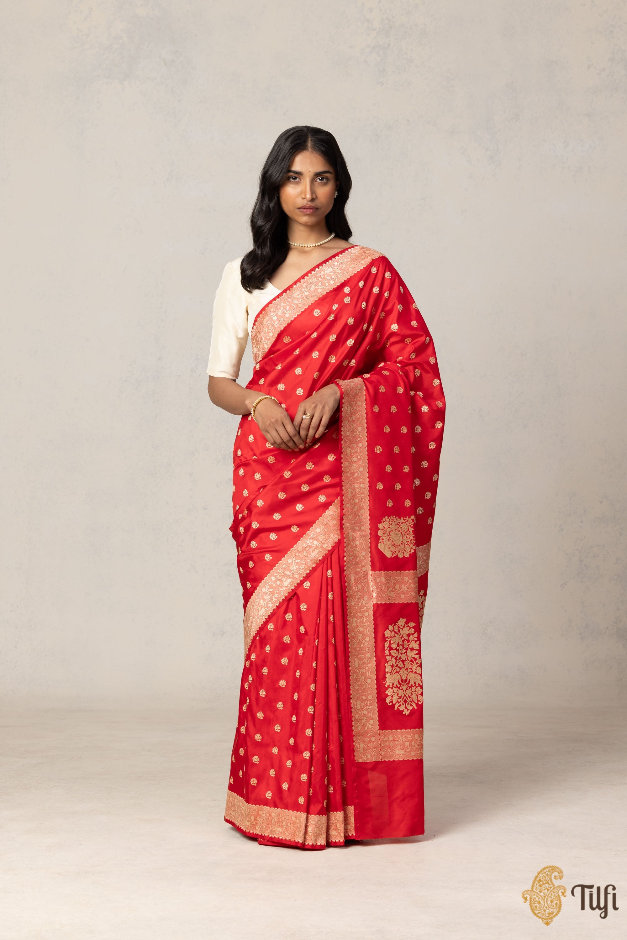 Exuberant Red Soft Silk Saree With Inspiring Blouse Piece