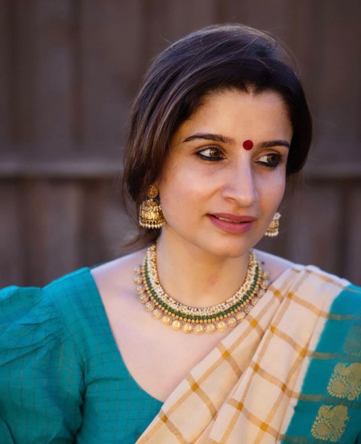 Arresting Beige Soft Silk Saree With An insanely Blouse Piece