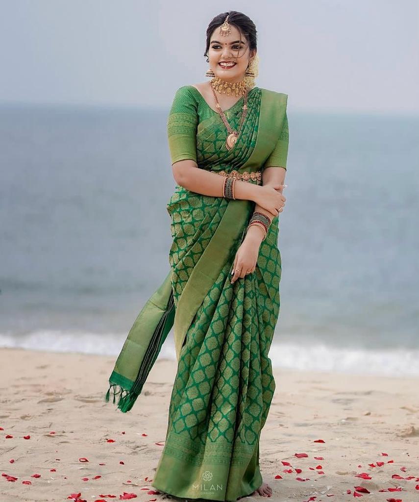 Symmetrical Green Soft Silk Saree With Snappy Blouse Piece