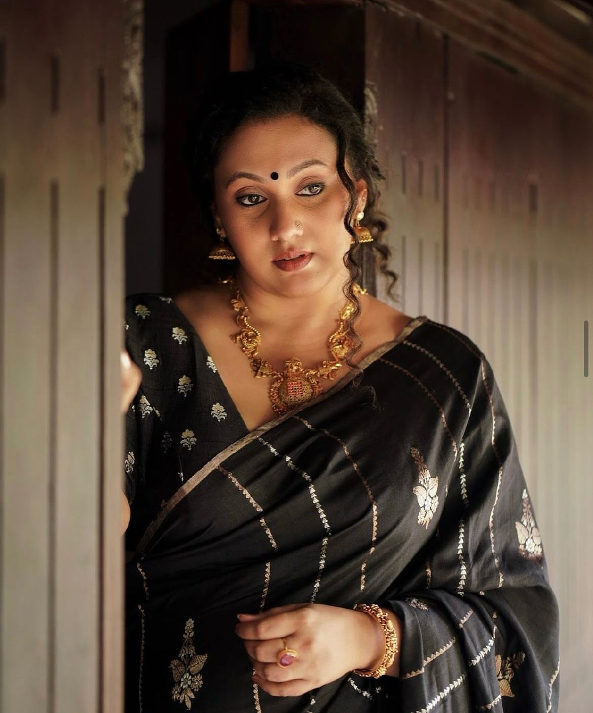 Proficient Black Soft Banarasi Silk Saree With Extravagant Blouse Piece