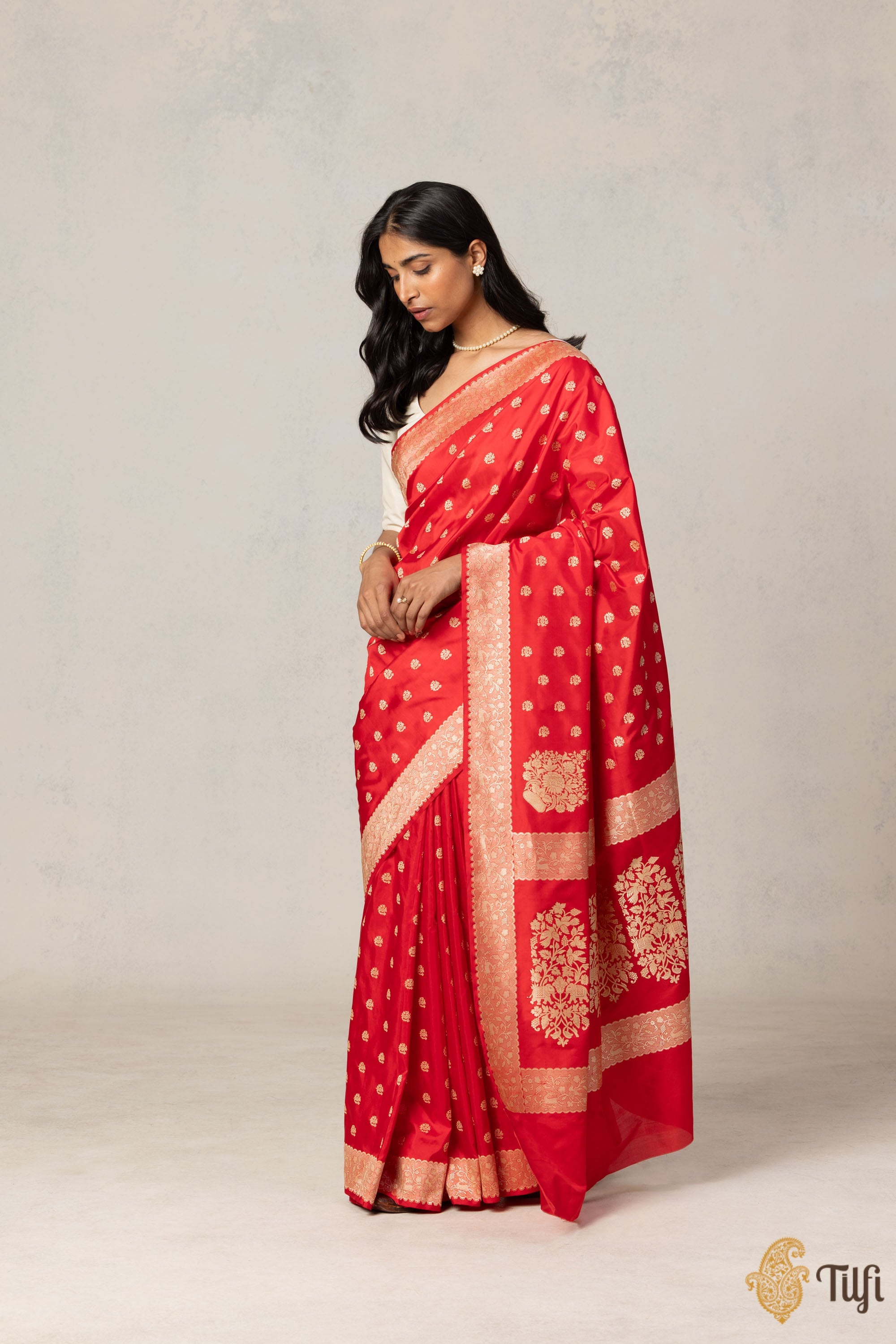 Exuberant Red Soft Silk Saree With Inspiring Blouse Piece