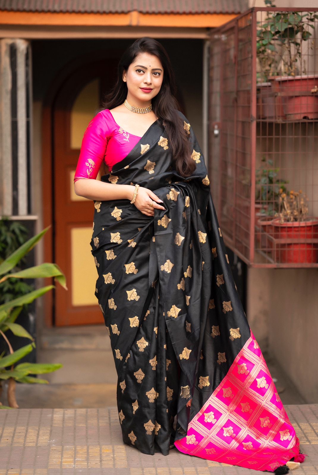 Flamboyant Black Soft Silk Saree With Glowing Blouse Piece