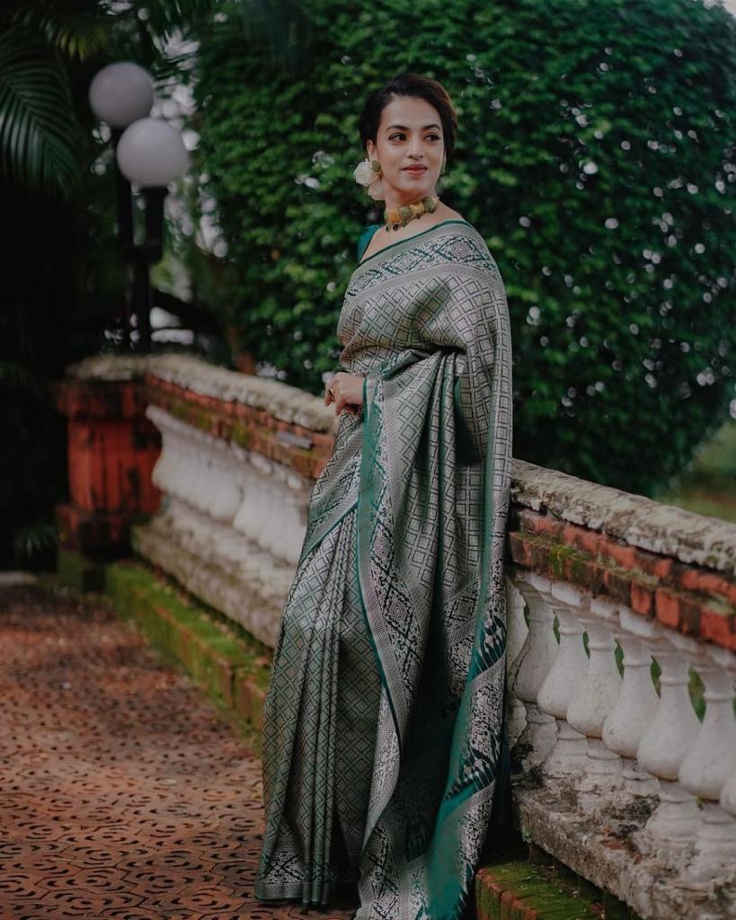 Exceptional Green Soft Silk Saree With Staggering Blouse Piece