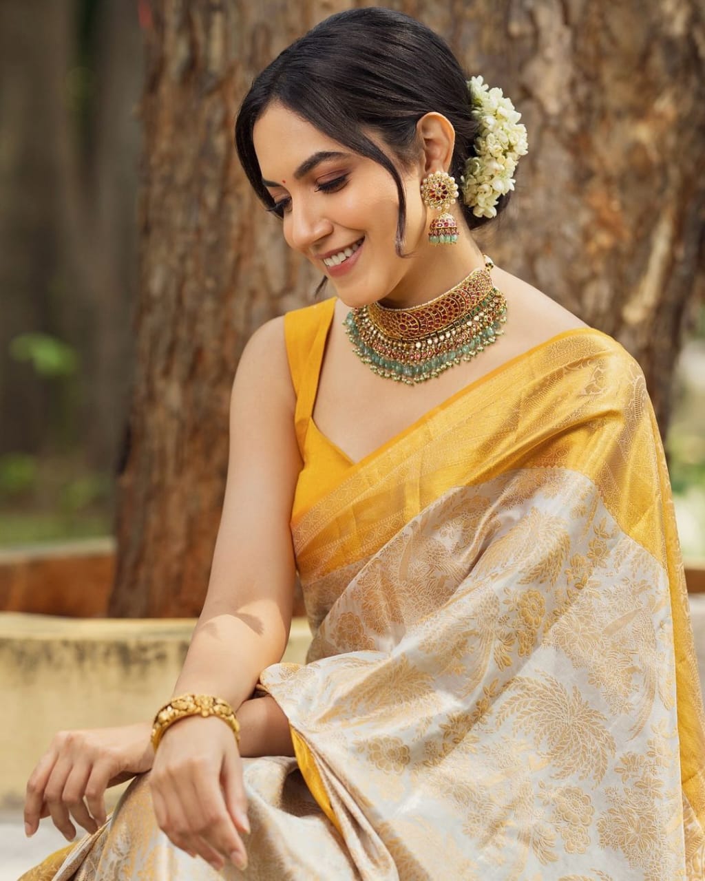 Snappy Beige Soft Banarasi Silk Saree With Desultory Blouse Piece