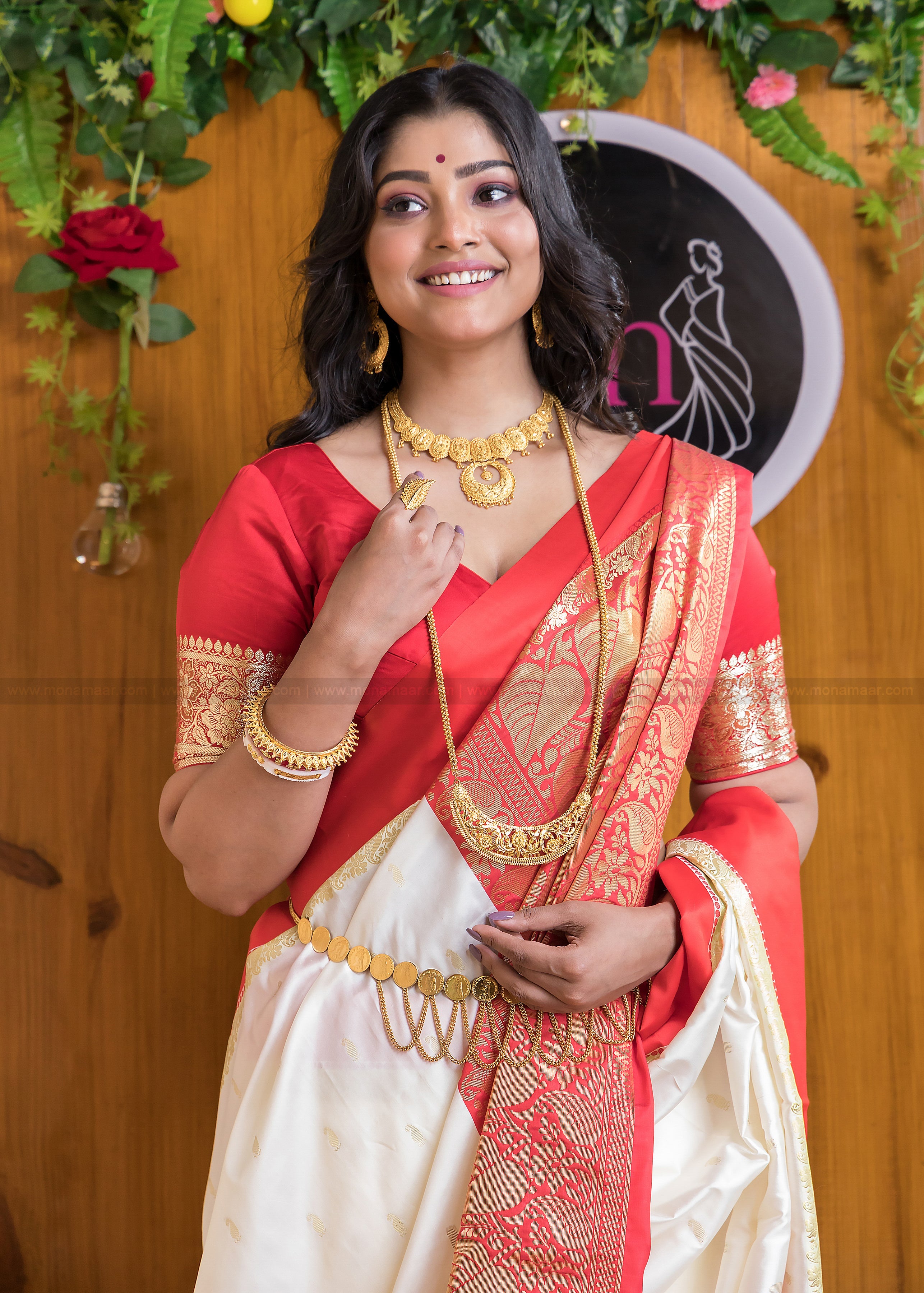 Flattering White Soft Silk Saree With Exquisite Blouse Piece