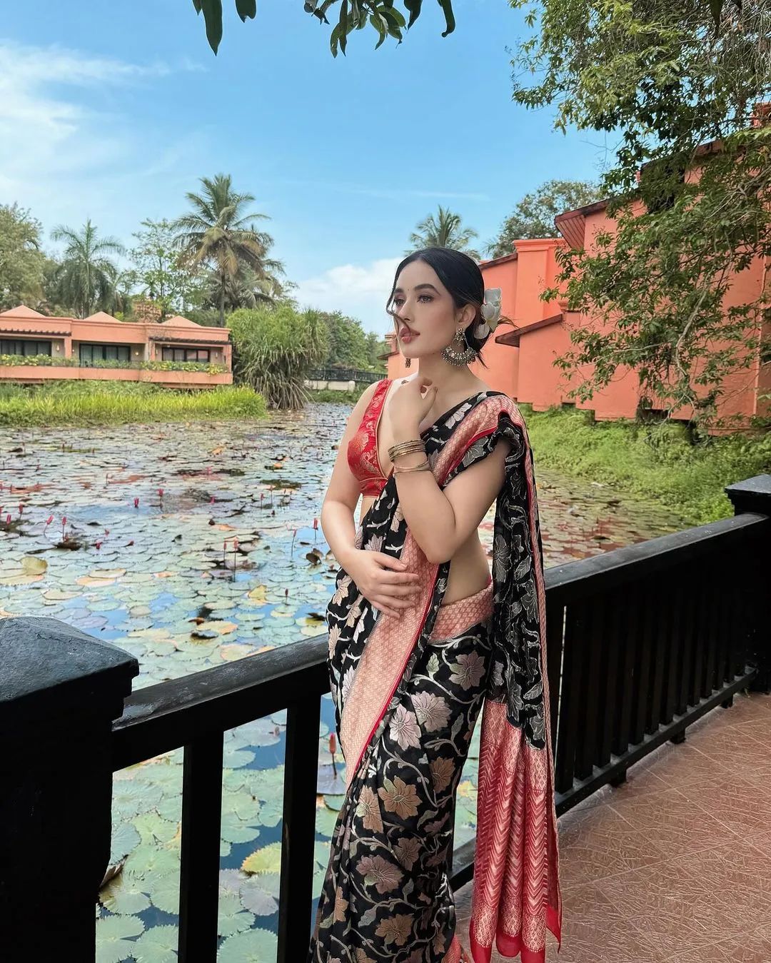 Lissome Black Soft Silk Saree With Petrichor Blouse Piece