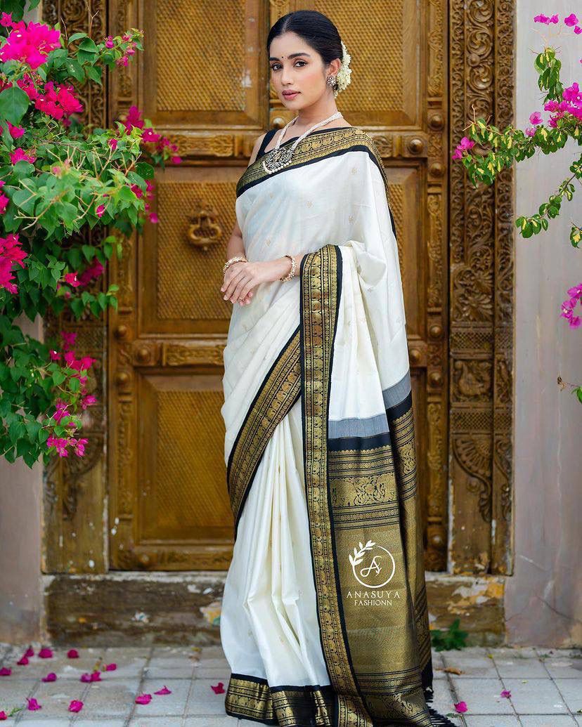 Luxuriant White Soft Silk Saree With Pleasant Blouse Piece