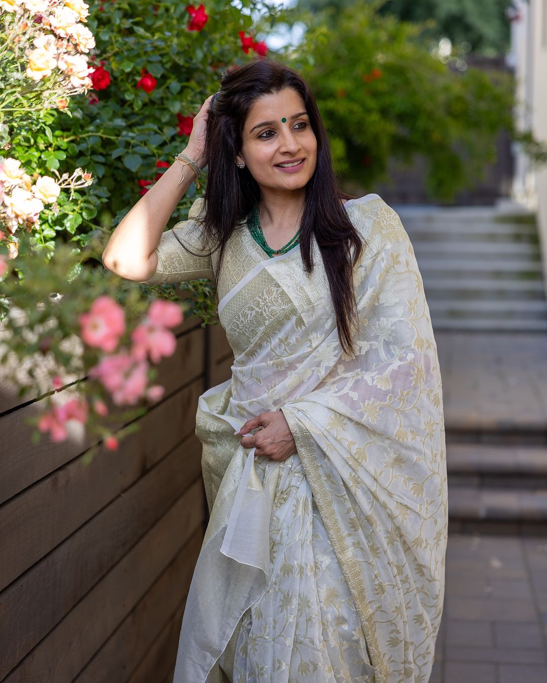 Ethnic White Cotton Silk Saree With Eye-catching Blouse Piece