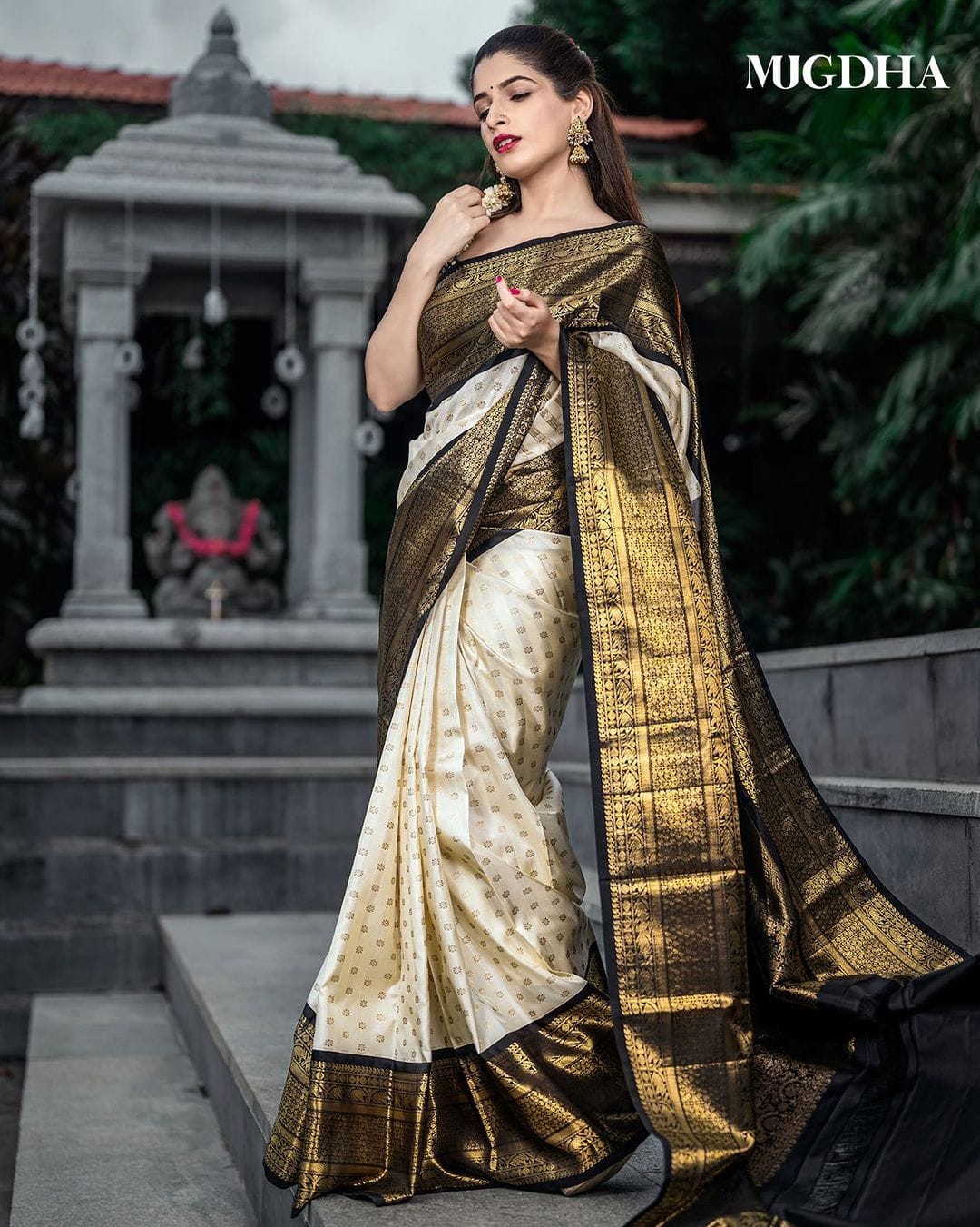 Profuse Off White Soft Silk Saree With Artistic Blouse Piece