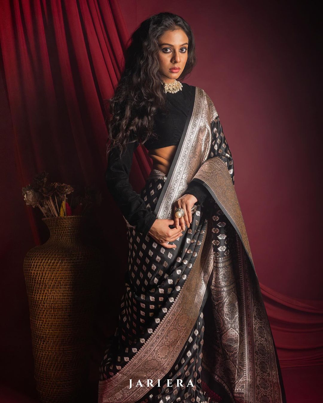 Smart Black Soft Silk Saree With Vestigial Blouse Piece