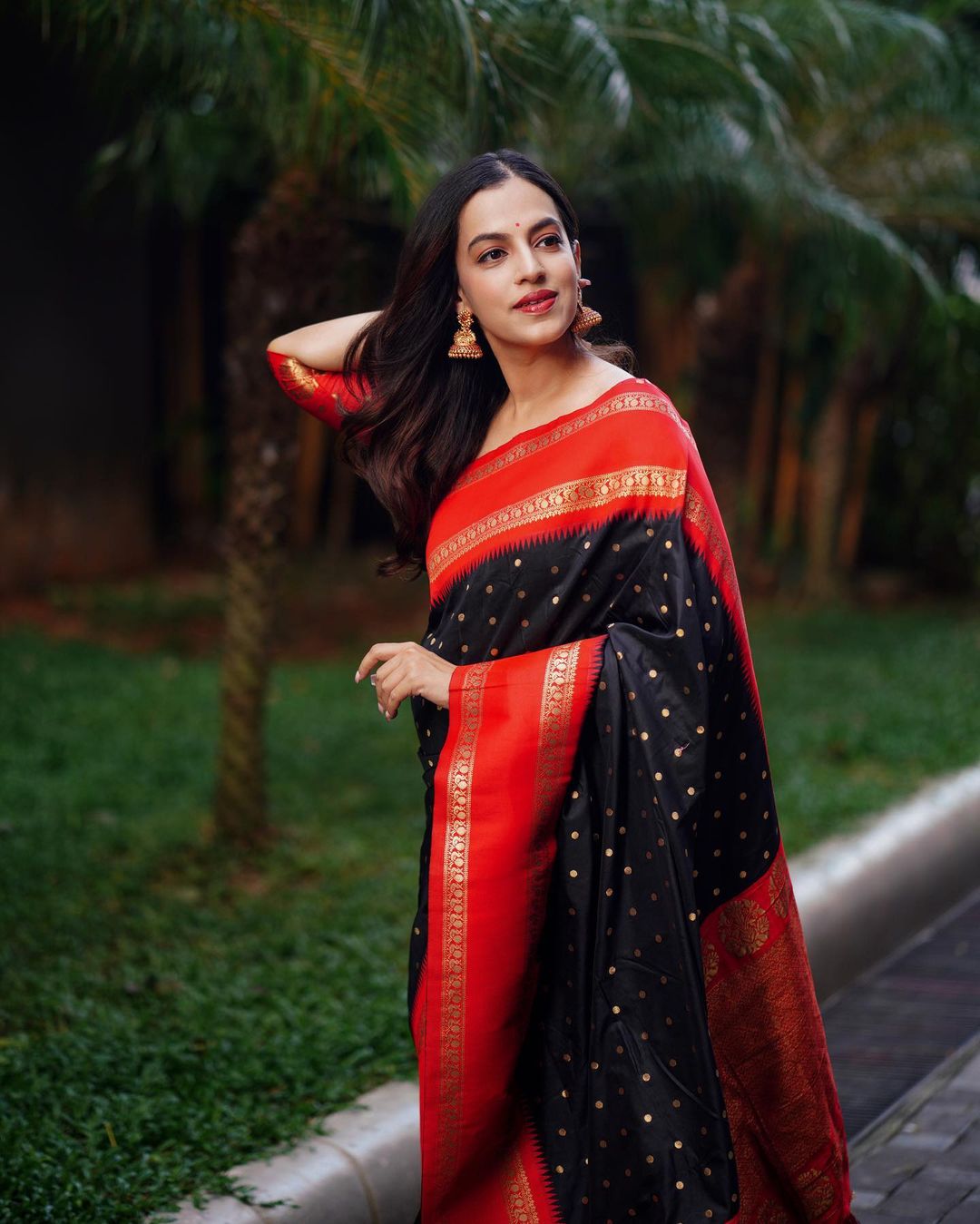 Fairytale Black Soft Silk Saree With Girlish Blouse Piece