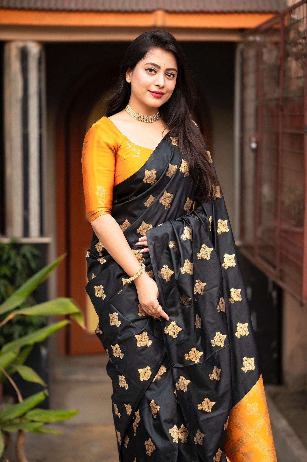 Luxuriant Black Soft Silk Saree With Mellifluous Blouse Piece