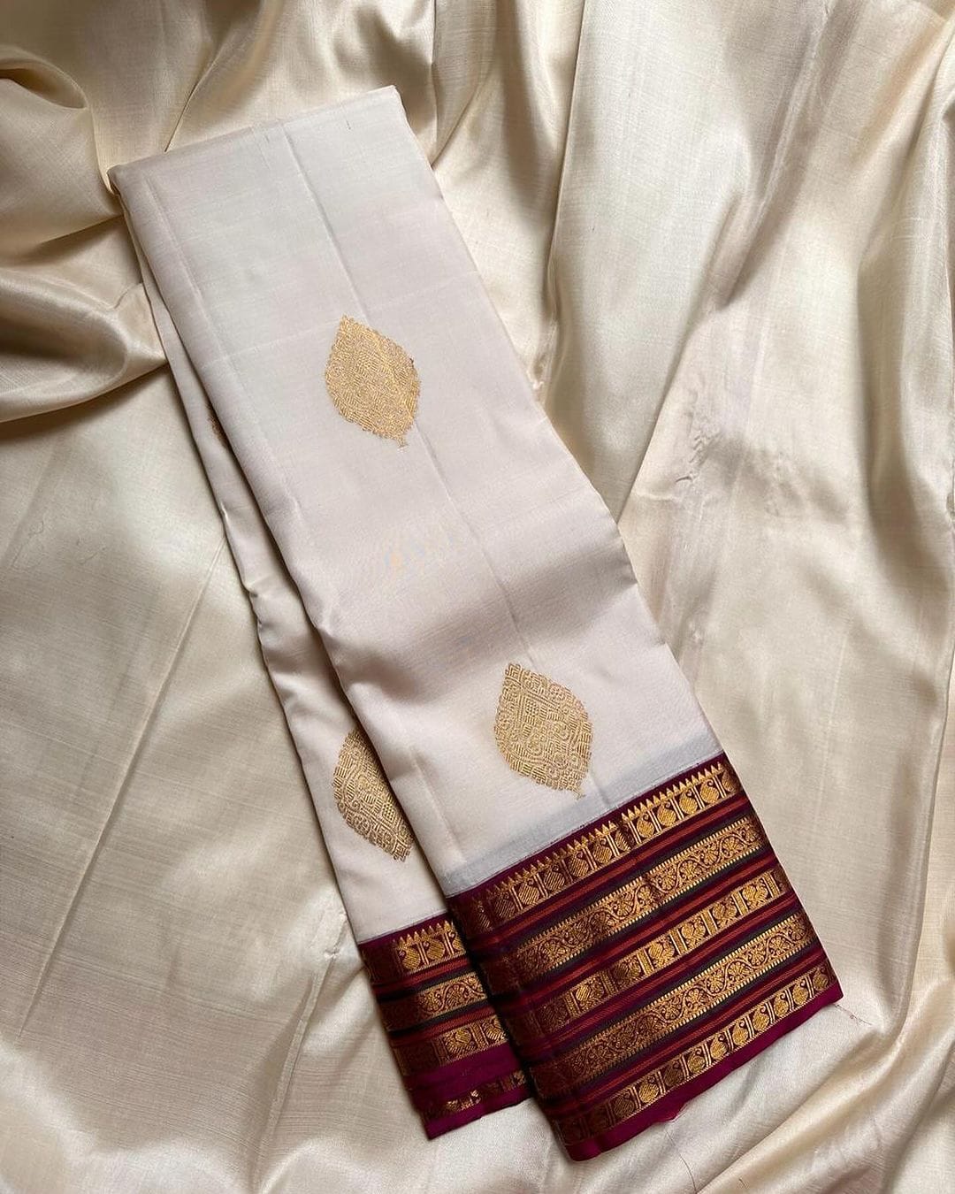 Ebullience White Soft Banarasi Silk Saree With Sempiternal Blouse Piece