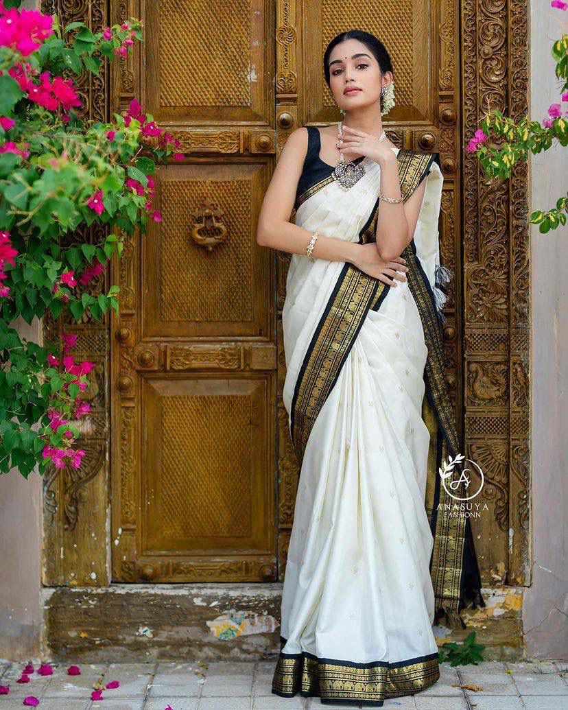 Luxuriant White Soft Silk Saree With Pleasant Blouse Piece