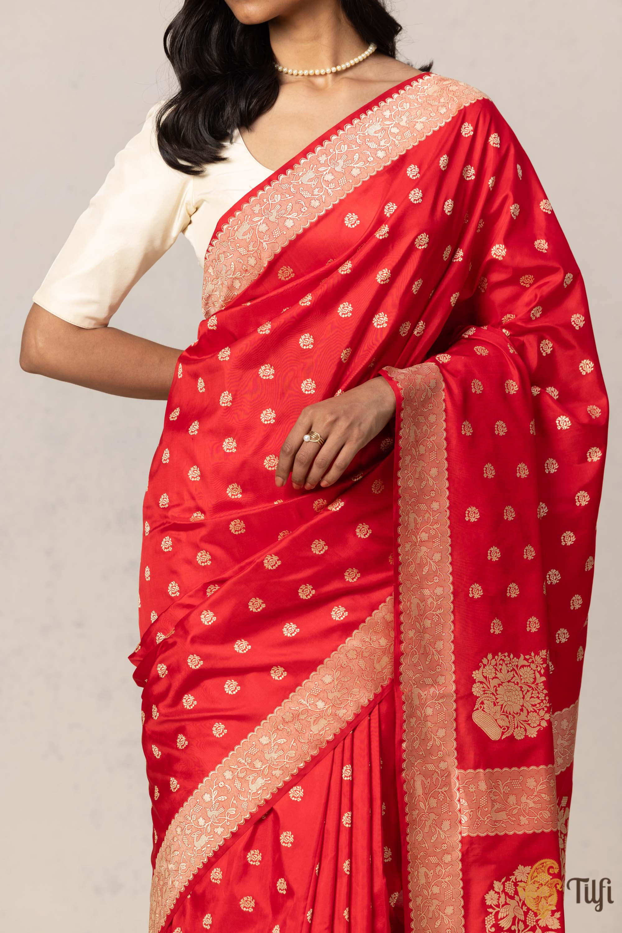 Exuberant Red Soft Silk Saree With Inspiring Blouse Piece