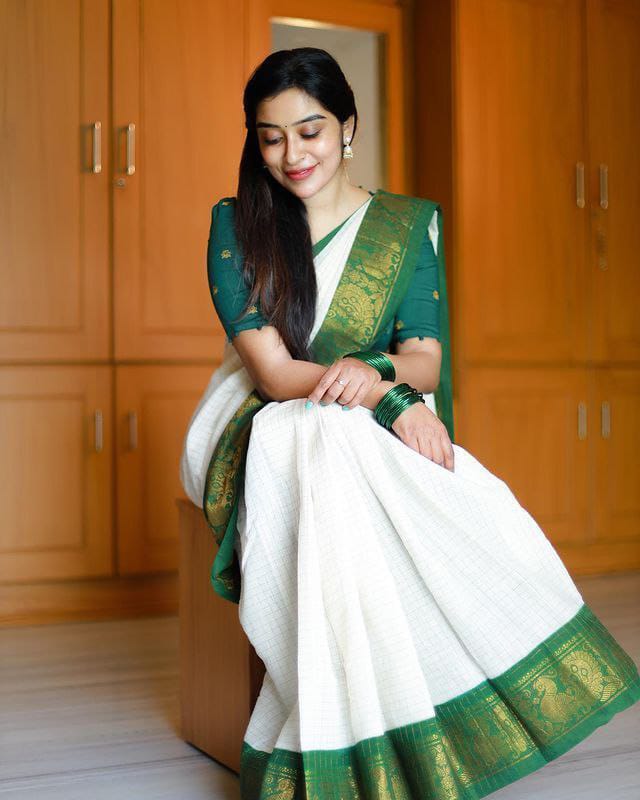 Intricate White Soft Silk Saree With Sumptuous Blouse Piece