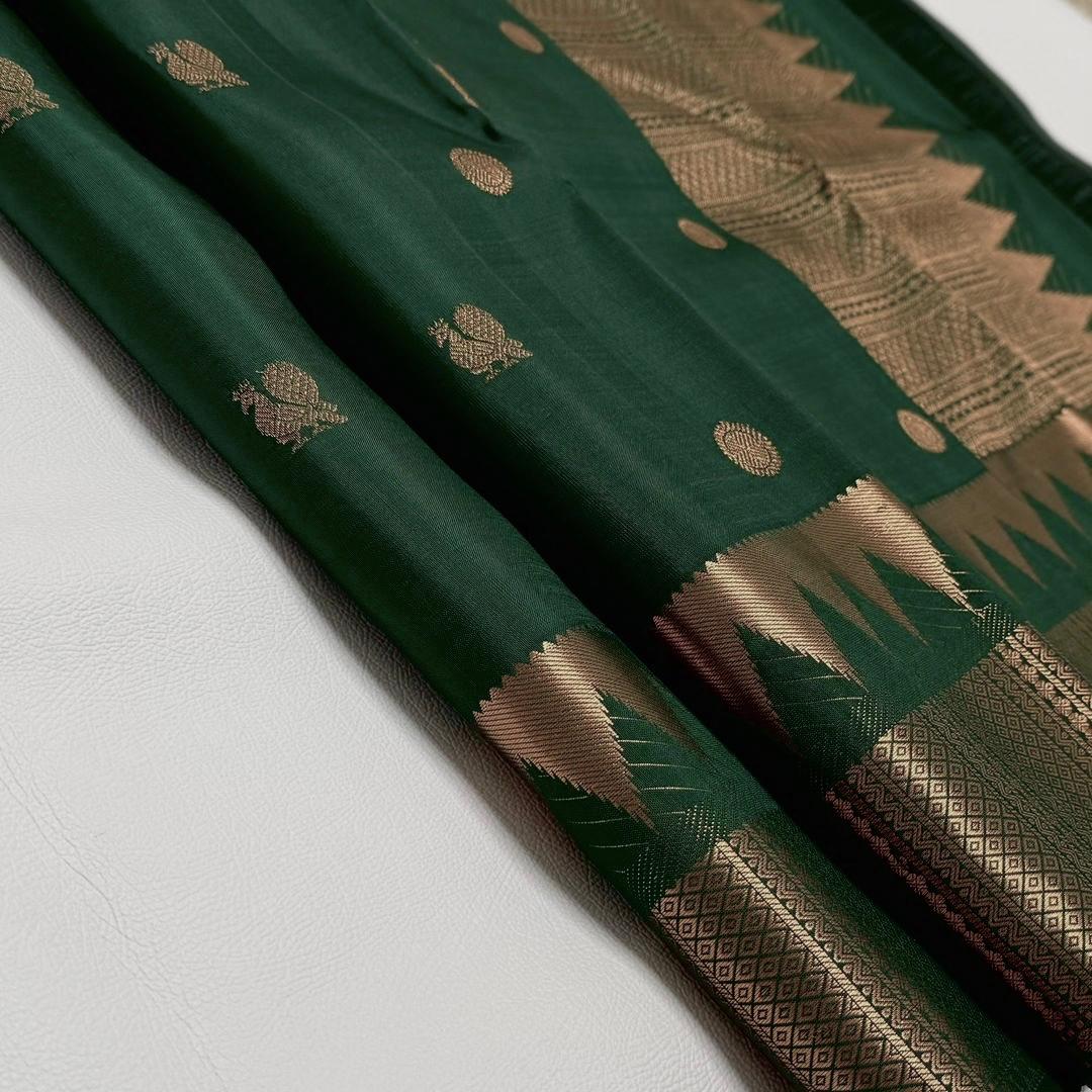 Snazzy Green Soft Silk Saree With Entrancing Blouse Piece