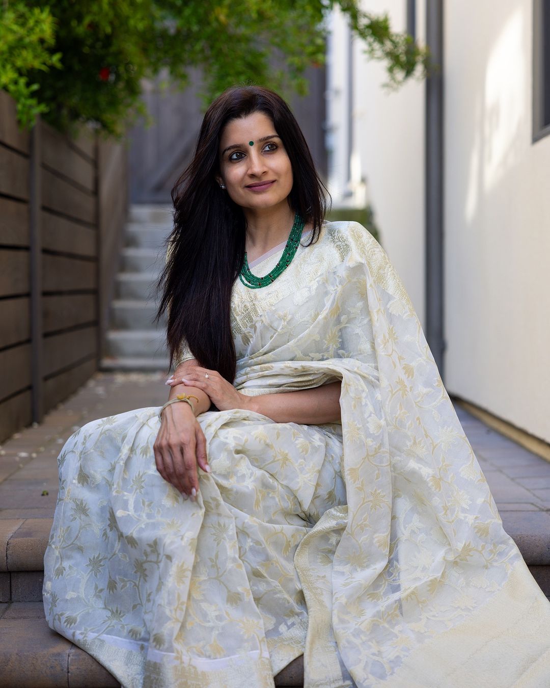 Ethnic White Cotton Silk Saree With Eye-catching Blouse Piece