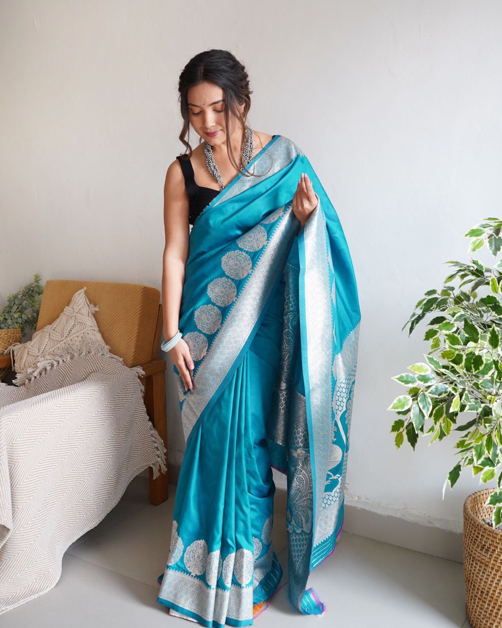 Enticing Firozi Soft Silk Saree With Sophisticated Blouse Piece