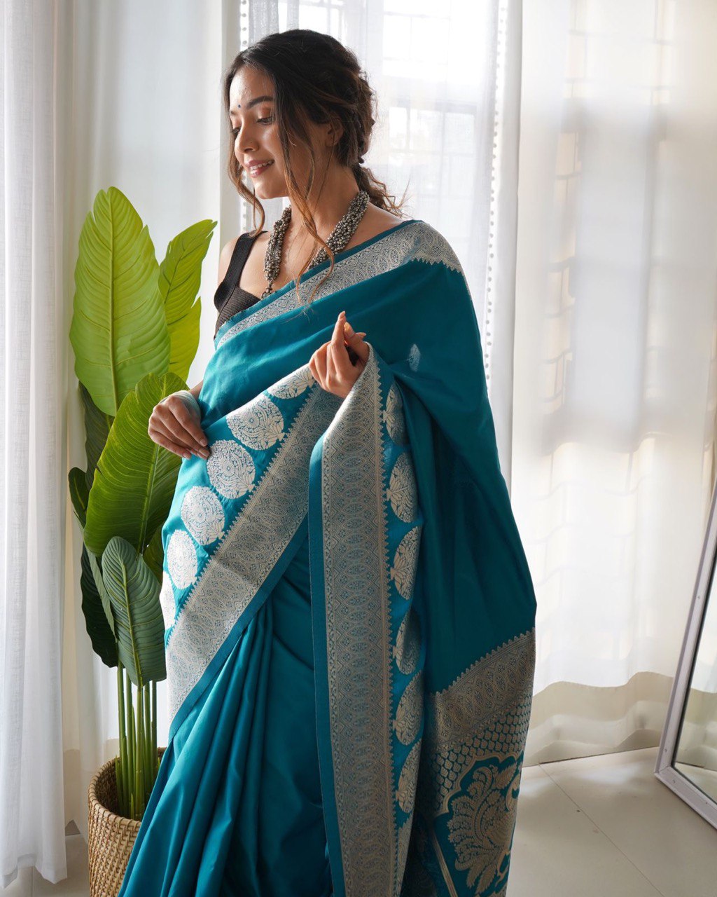 Enticing Firozi Soft Silk Saree With Sophisticated Blouse Piece