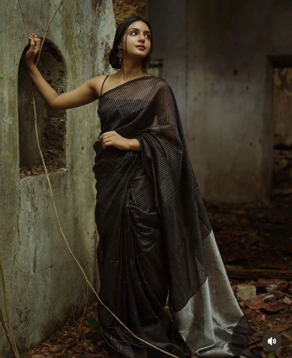 Dissemble Black Soft Silk Saree With Attractive Blouse Piece