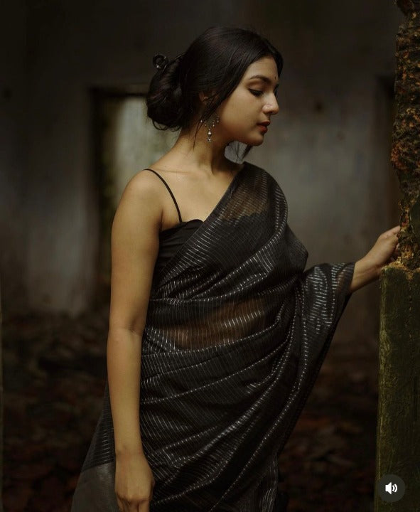 Dissemble Black Soft Silk Saree With Attractive Blouse Piece