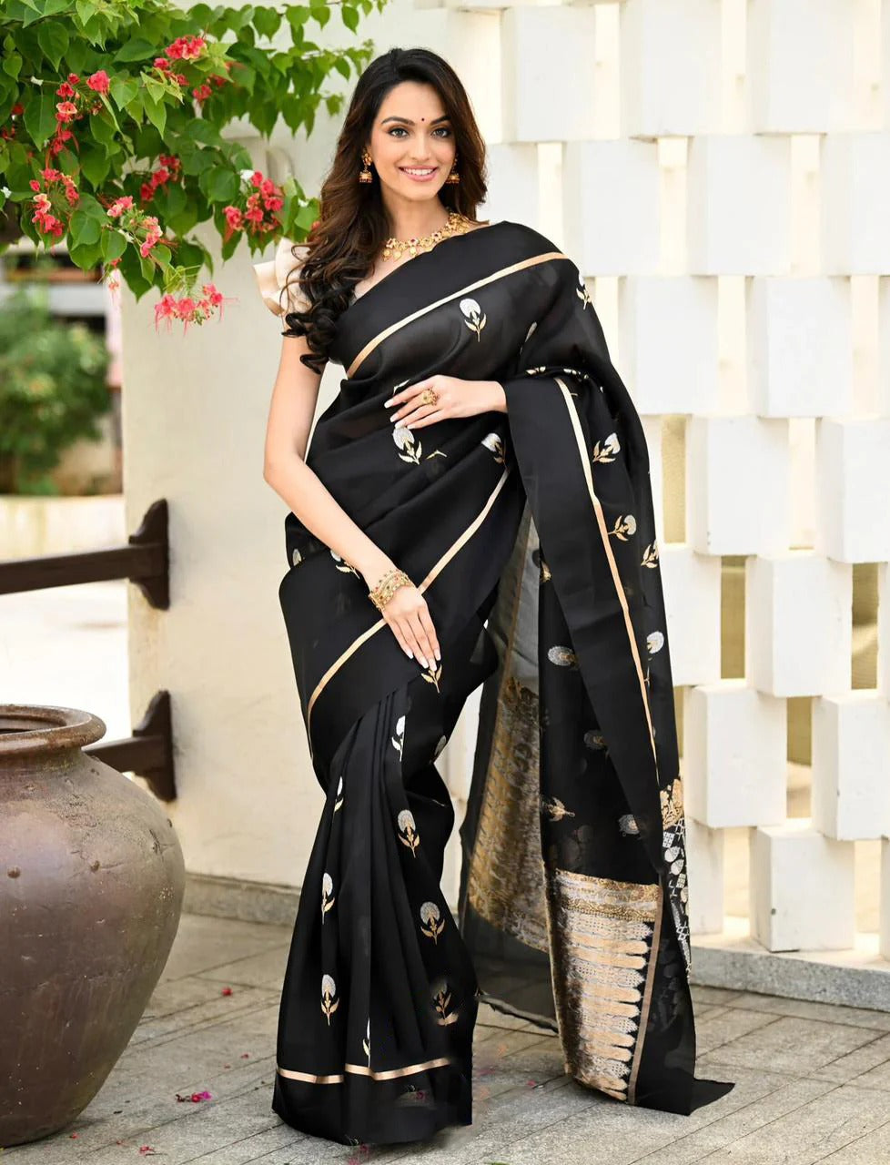 Symmetrical Black Soft Silk Saree With Snappy Blouse Piece