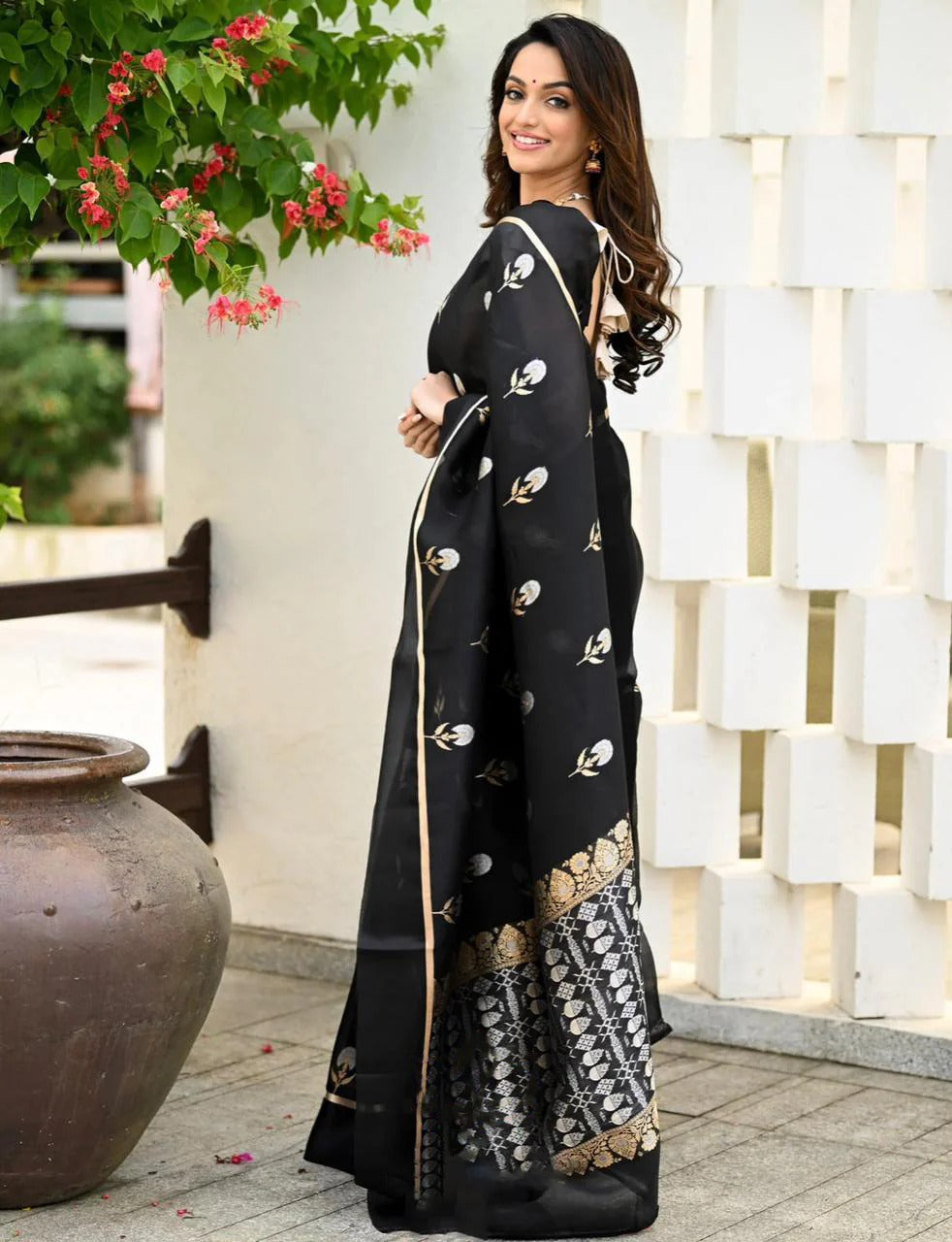 Symmetrical Black Soft Silk Saree With Snappy Blouse Piece